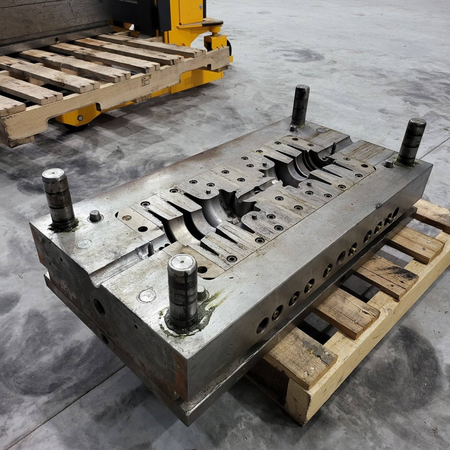 Injection moulding tool with laser cleaning